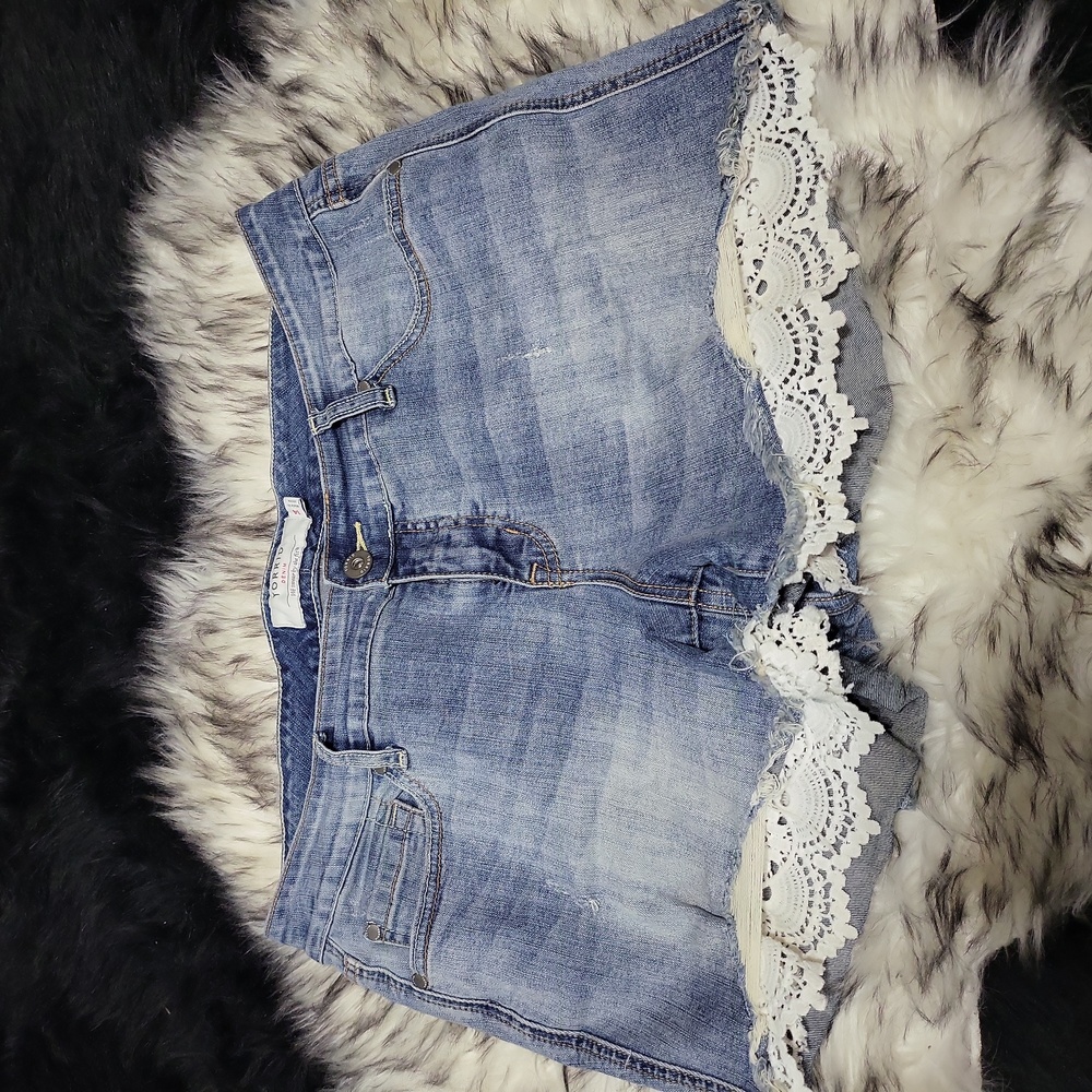 WOMENS CUTE TORRID DEMIN SHORTS WITH CROCHETED DETAILS SIZE 14